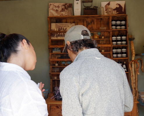 Im Shop von Cretan Aroma beim Gespräch mit der Verkäuferin von Aromaölen
